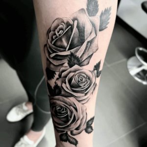 Kaskadowe Róże - Tatuaż na Ramieniu w Stylu Realistycznym