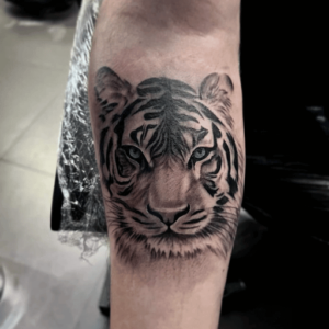 Realistyczny Tatuaż Tygrysa - Siła i Dzikość Inkowane na Skórze