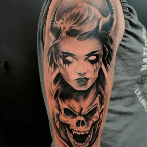Tatuaż Kobiety i Czaszki - Mroczna Elegancja i Sztuka na Ramieniu