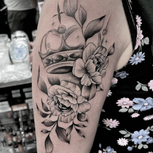 Tatuaż Korona i Peonie - Królewski Wzór na Ramieniu Kameleon Tattoo Koszalin
