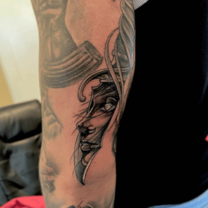 Tatuaż Noża i Twarzy - Delikatność i Tajemnica w Portretowym Ink