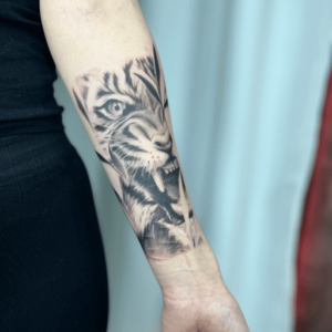 Tatuaż Tygrysa w Stylu Realistycznym - Mistrzowskie Dzieło Ink w Koszalinie