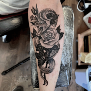 Tatuaż Wąż i Róża - Tradycyjne Motywy z Nowoczesnym Twistem